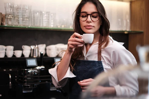 Portret Van Een Serveerster Koffieshop Die Koffie Uitprobeert — Stockfoto