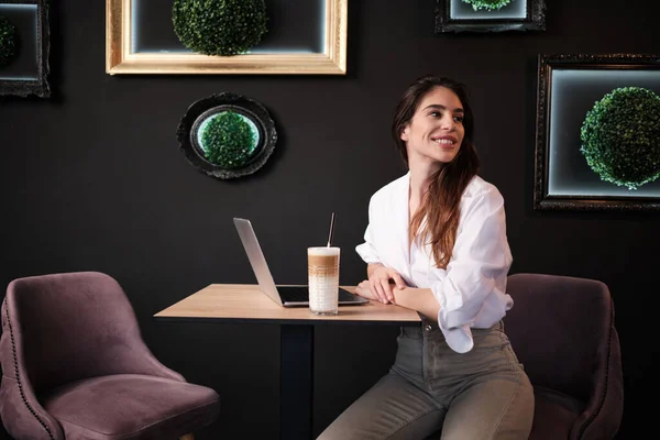 Glad Ung Affärskvinna Sitter Cafeterian Och Arbetar Laptop Medan Tittar — Stockfoto