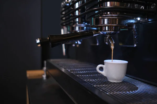 在咖啡机上煮咖啡咖啡机加满咖啡杯 — 图库照片