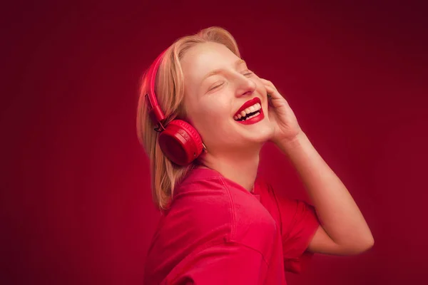 Happy Woman Natural Skin Enjoying Music Headphones Isolated Red Background — Foto Stock