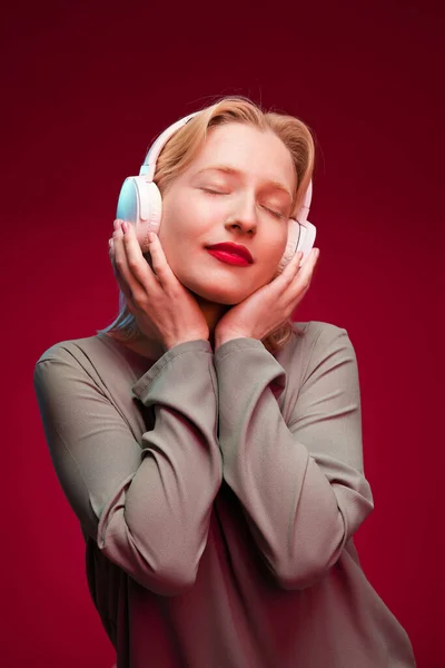 Πορτρέτο Μιας Ήρεμης Γυναίκας Που Ακούει Χαλαρωτική Μουσική Απομονωμένη Φόντο — Φωτογραφία Αρχείου