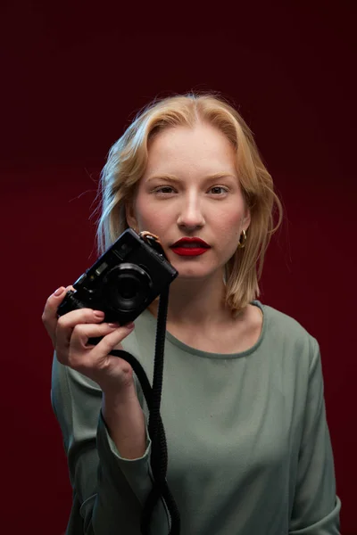 Μια Ευτυχισμένη Γυναίκα Φωτογράφος Τραβάει Φωτογραφίες Και Χαμογελάει Στην Κάμερα — Φωτογραφία Αρχείου