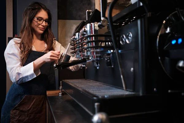 一个快乐的女服务员在咖啡店为咖啡加热牛奶 — 图库照片