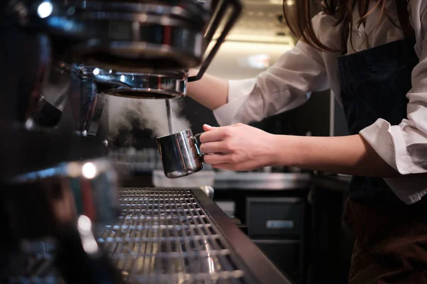 Närbild Barista Uppvärmning Mjölk För Kaffe Ett Café Kaffebryggare — Stockfoto
