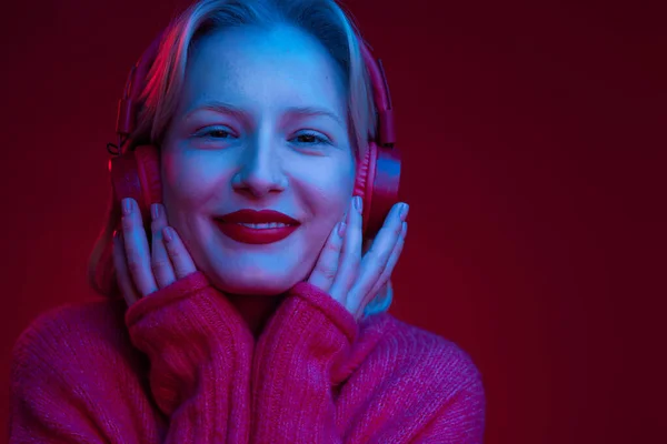 헤드폰으로 음악을 자홍색 배경에 고립된 미소짓는 마젠타 올해의 — 스톡 사진