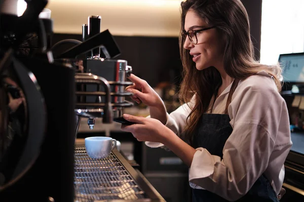 一个快乐的咖啡师在咖啡店的咖啡机上煮咖啡 — 图库照片