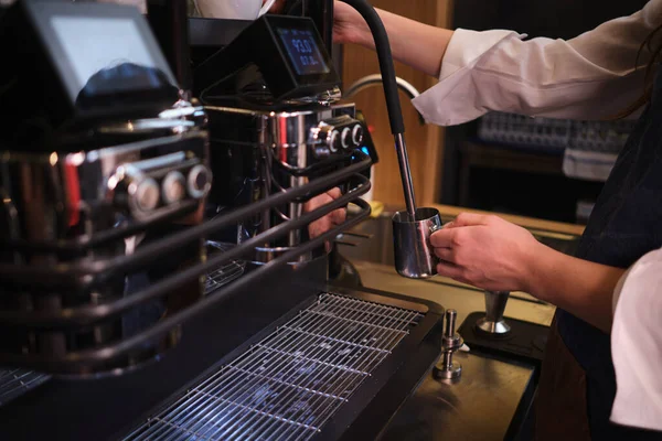 在咖啡店的咖啡机上 关闭了一家为咖啡准备牛奶的咖啡店 — 图库照片
