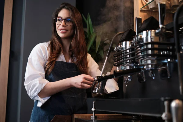 一个快乐的咖啡师在咖啡店的咖啡机上煮咖啡 — 图库照片