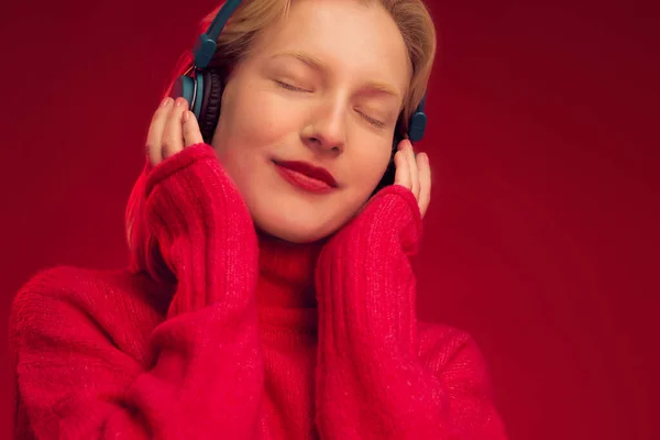 Una Ragazza Felice Ascolta Musica Isolata Sfondo Rosso Con Cuffie — Foto Stock