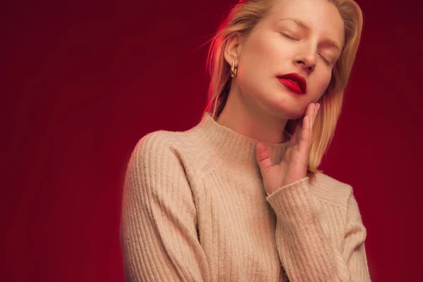 Studio Shot Serious Blond Woman Posing Red Background — Stockfoto