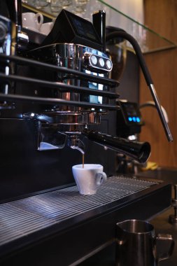 Kahve makinesinde bir fincan kahve resmi. Kahve dükkanında espresso yapıyorum..