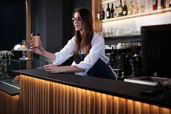 Barista Amigável Dando Uma Xícara Café Fresco Para Cliente Enquanto — Fotografia de Stock