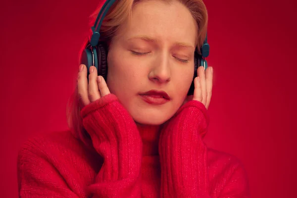 Una Ragazza Felice Ascolta Musica Isolata Sfondo Rosso Con Cuffie — Foto Stock