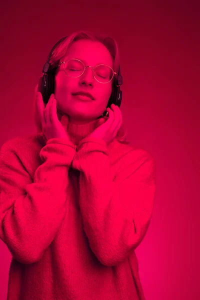 マゼンタを背景に孤立した音楽を聴く幸せな女性の肖像画 モノクローム写真 — ストック写真