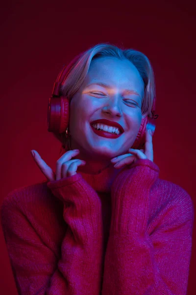 Szczęśliwa Młoda Kobieta Słuchająca Muzyki Słuchawkach Wifi Uśmiechnięta Stojąca Odizolowana — Zdjęcie stockowe