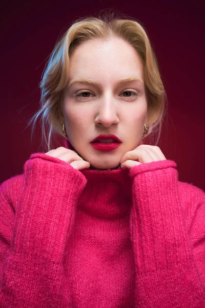 Красивий Портрет Жінки Натуральною Шкірою Позує Ізольовано Фоні Пурпурової Плями — стокове фото
