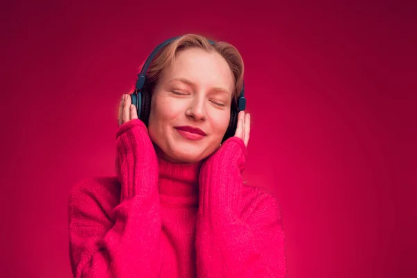 Πορτρέτο Μιας Χαρούμενης Ξανθιάς Γυναίκας Που Ακούει Μουσική Χαμογελώντας Στην — Φωτογραφία Αρχείου