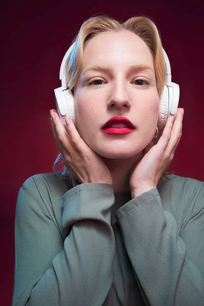 Πορτρέτο Μιας Ήρεμης Γυναίκας Που Ακούει Χαλαρωτική Μουσική Απομονωμένη Φόντο — Φωτογραφία Αρχείου