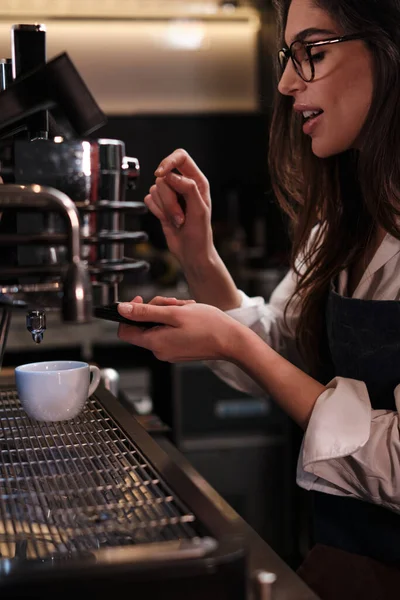 巴里斯塔站在咖啡店里 在咖啡机上煮咖啡 — 图库照片