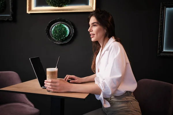 Uma Mulher Negócios Feliz Sentada Café Moderno Desfrutando Seu Café — Fotografia de Stock