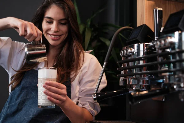 Barista Feliz Preparando Café Fresco Adicionando Leite Copo Enquanto Está — Fotografia de Stock