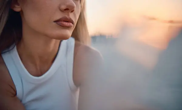 Unidentifiable Woman Gazing Sunset Her Face Artistically Obscured Inviting Mystery — Stock Photo, Image