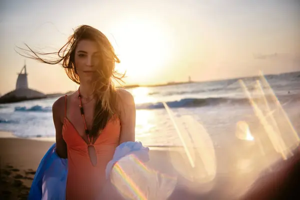 Eine Frau Steht Einem Strand Mit Einer Windgewehten Decke Hintergrund — Stockfoto