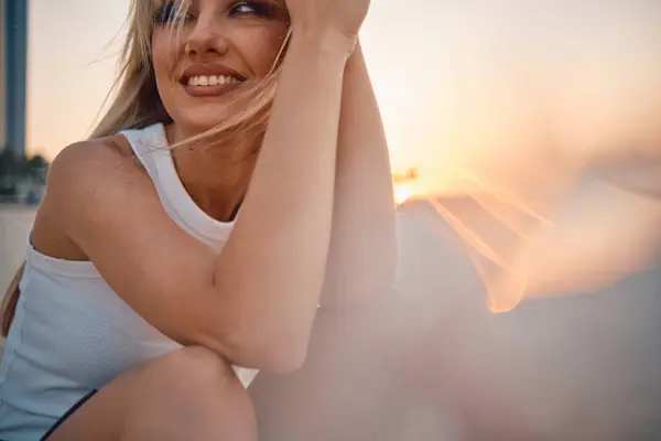 Mujer Reflexiva Atrapada Momento Alegría Durante Atardecer Mostrando Felicidad Pura Imagen De Stock