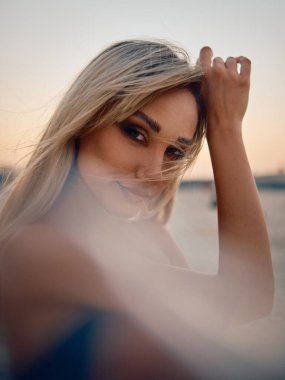 Görüntü, kolunu kaldıran bir kadının yüzünü mahremiyetini korumak için gizlenmiş bir şekilde yakalıyor.