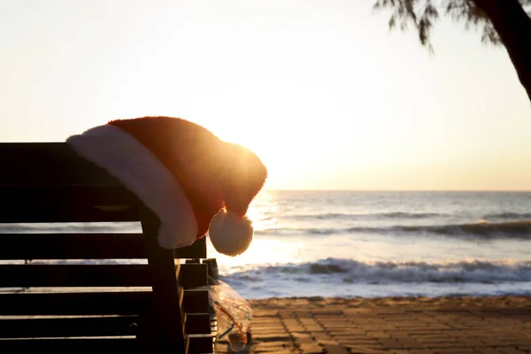 Noel Baba Şapkası Güneş Paneli Ile Güzel Tropikal Yaz Plajında — Stok fotoğraf
