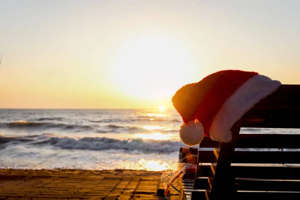 Chapéu Natal Papai Noel Com Espreguiçadeira Bela Praia Tropical Verão — Fotografia de Stock