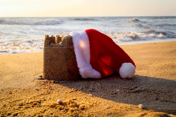 Noel Baba Şapkası Kumdan Kaleli Güzel Tropikal Kumlu Sahilde Güneş — Stok fotoğraf