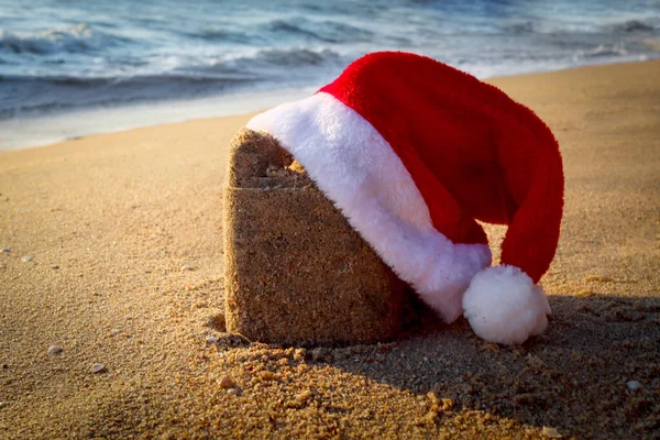 Noel Baba Şapkası Kumdan Kaleli Güzel Tropikal Kumlu Sahilde Güneş — Stok fotoğraf