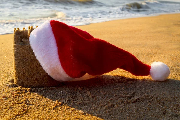 Christmas Santa Claus Hat Sand Castle Beautiful Tropical Sandy Beach — Stock Photo, Image
