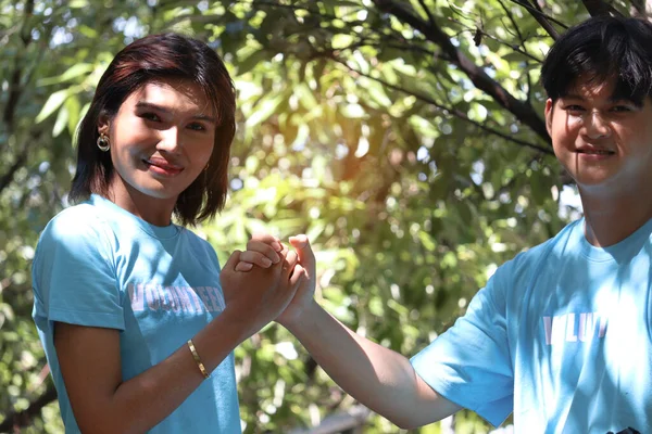 Deux Bénévoles Shirt Bleu Tenant Main Après Avoir Fait Charité — Photo