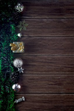 Noel tatili kompozisyonu, güzel Xmas kara tahtası dekorasyon malzemeleri, kış tatili ahşap arka planının kalibre edilmesi şenlikli dekoratif unsurlar ve metin alanı için kopyalama alanı