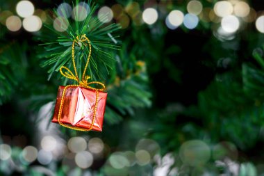 Süslü eşyalar Noel yeşili ağacı, Noel yeni yıl süslemeleri, güzel, şenlikli ağaç süslemeleri, kış bayramı geleneksel kutlamaları.