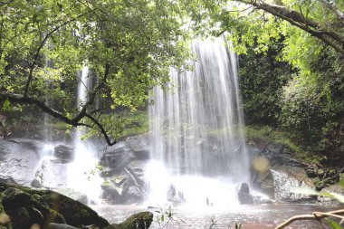 Güzel Tham Sor Nuo Şelalesi yağmur mevsiminde yağmur ormanlarında, ünlü doğa yağmur ormanları arka planında, Phu Kradueng, Loei, Tayland.