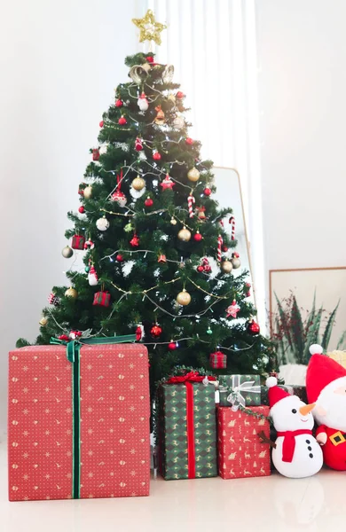 Mooie Kerstgeschenken Onder Kerstboom Woonkamer Kerstmis Nieuwjaar Huisdecoraties Feestelijke Boom — Stockfoto