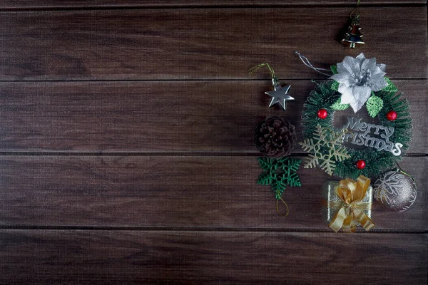 圣诞佳节的构图 漂亮的圣诞黑板框装潢项目 用节日装饰元素校准冬季假日木制背景 并复制文字空间 — 图库照片