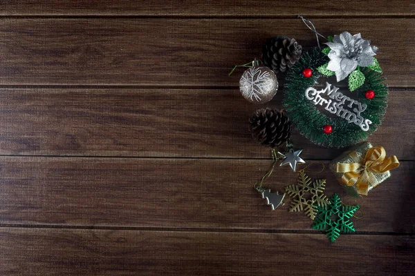 圣诞佳节的构图 漂亮的圣诞黑板框装潢项目 用节日装饰元素校准冬季假日木制背景 并复制文字空间 — 图库照片