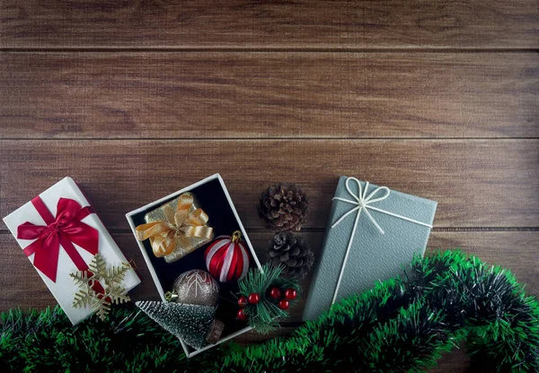 圣诞佳节的构图 漂亮的圣诞黑板框 装饰品和礼品盒 附有节庆装饰元素的冬季假日木制背景校准以及文字复制空间 — 图库照片