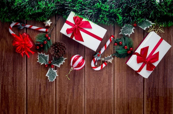 クリスマス休暇の組成 美しいクリスマスブラックボードフレーム装飾アイテムとギフトボックス お祝いの装飾要素とテキストのためのコピースペースと冬の休日の木製の背景を較正 — ストック写真