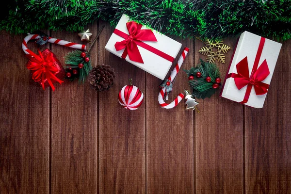 圣诞佳节的构图 漂亮的圣诞黑板框 装饰品和礼品盒 附有节庆装饰元素的冬季假日木制背景校准以及文字复制空间 — 图库照片