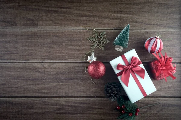 クリスマス休暇の組成 美しいクリスマスブラックボードフレーム装飾アイテムとギフトボックス お祝いの装飾要素とテキストのためのコピースペースと冬の休日の木製の背景を較正 — ストック写真