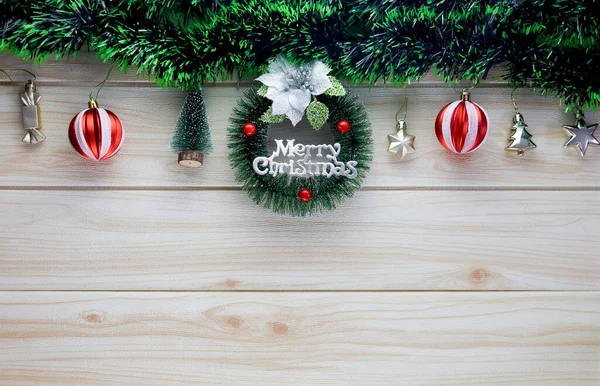 圣诞佳节的构图 漂亮的圣诞白板构图 校准冬季假日木制背景 配以节日装饰元素和文字复制空间 — 图库照片
