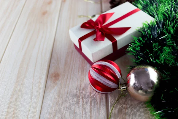 クリスマス休暇の組成 美しいクリスマスホワイトボードフレーム装飾アイテムとギフトボックス お祝いの装飾要素とテキストのためのコピースペースと冬の休日の木製の背景を較正 — ストック写真