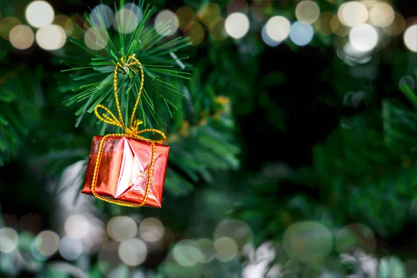 装飾品クリスマスの緑の木 クリスマスの新年の装飾 美しいお祝いの木装飾 冬の休日の伝統的なお祝い — ストック写真