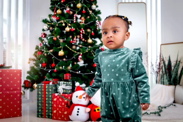 Портрет Чарівної Афро Американської Маленької Дівчинки Стоїть Вітальні Багатьма Подарунками — стокове фото