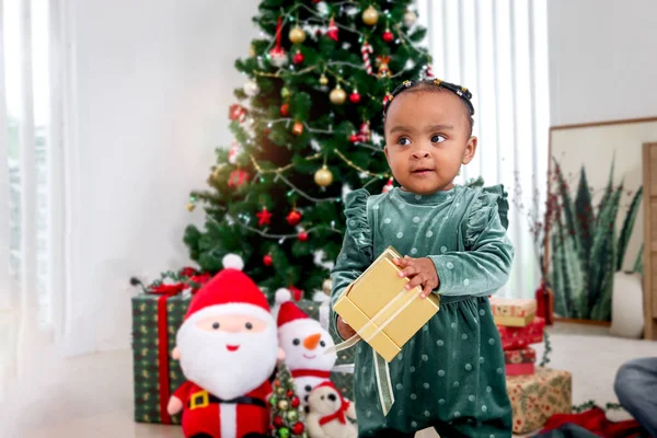 Портрет Чарівної Афро Американської Маленької Дівчинки Стоїть Вітальні Багатьма Подарунками — стокове фото